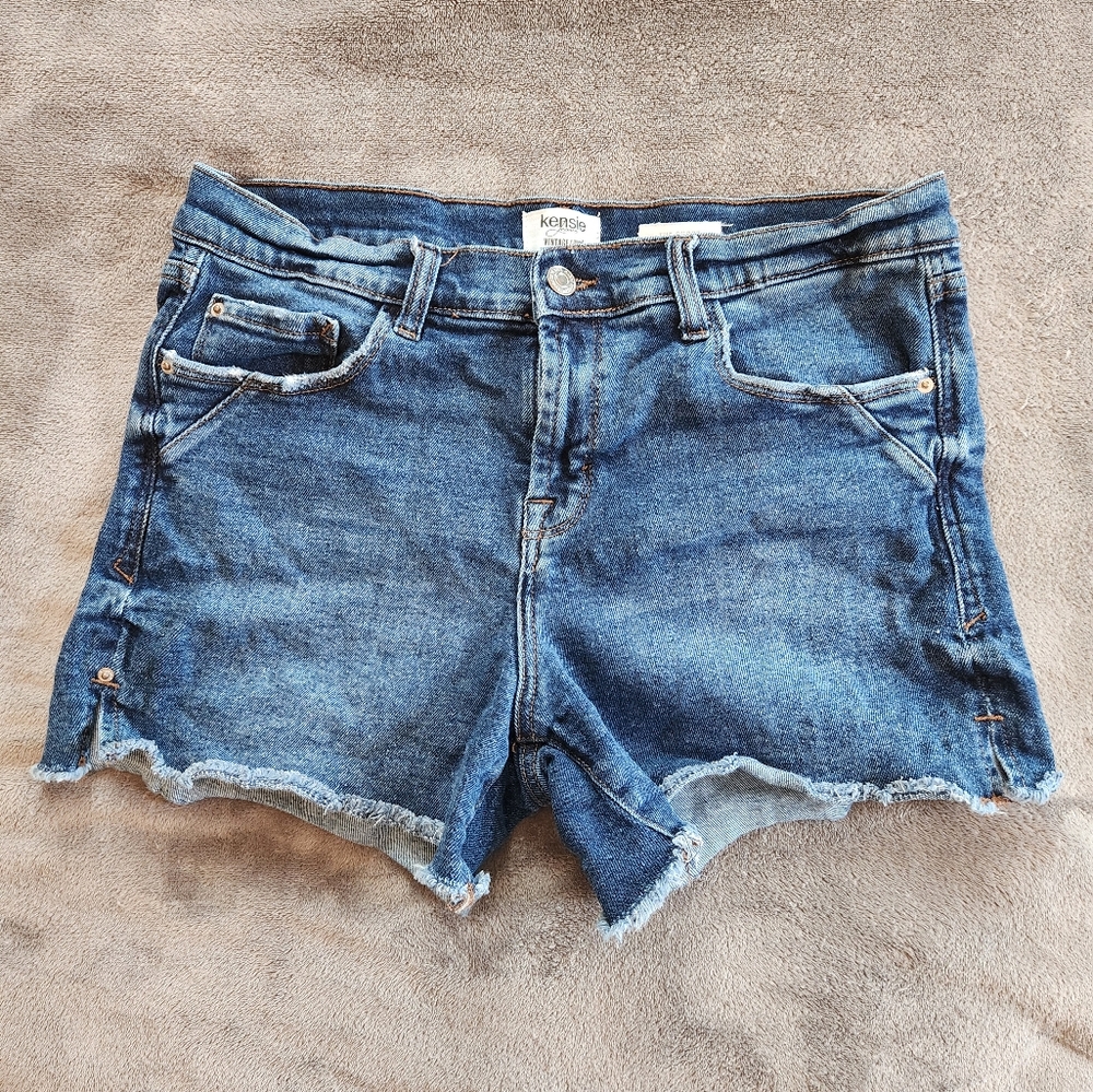 Kensie Jeans Vintage Luxe The Short Raw Hem Lightly Distressed Denim Jean Shorts